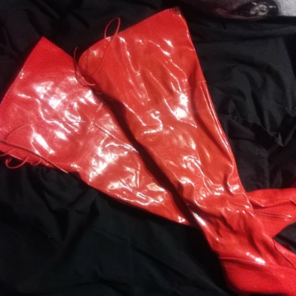 Red boots - Picture 4 of 4